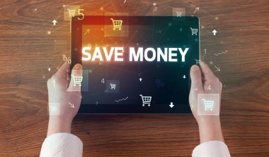 Alışveriş yazısıyla el ele tutuşma tabletinin yakın çekimi