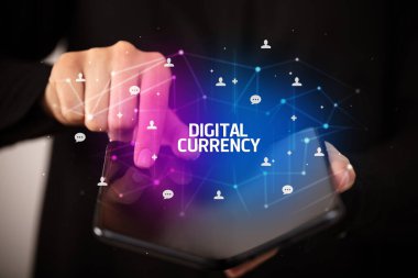 Katlanabilir akıllı telefonu olan bir iş adamı, yeni teknoloji konsepti