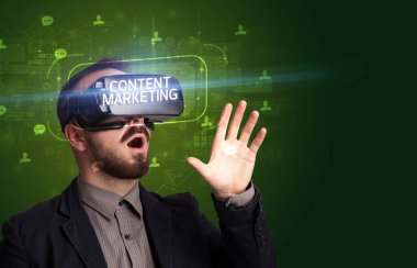 Sanal gerçeklik gözlükleriyle bakan iş adamı, sosyal medya kavramı