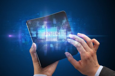 Katlanabilir akıllı telefonu olan bir iş adamı