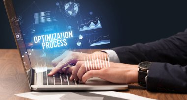 Dizüstü bilgisayar ve iş konsepti üzerinde çalışan iş adamı