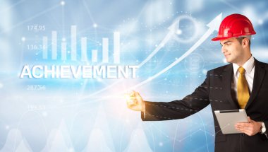 Miğferli genç iş adamı.