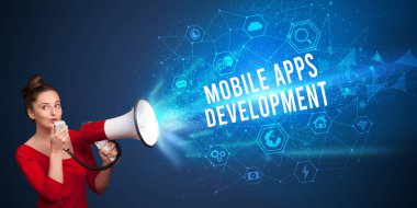 Megafonla bağıran genç kadın, teknoloji duyurusu konsepti.