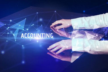 İş adamı dev ekrana dokunuyor