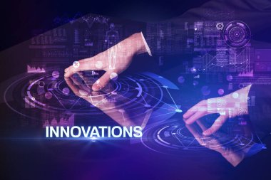 İş adamı büyük ekrana dokunuyor