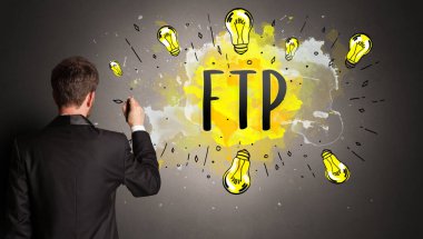 Adam renkli ampul çiziyor.