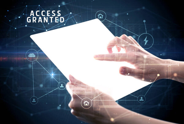 Проведение футуристического планшета, концепция безопасности