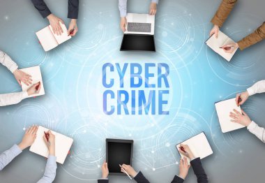 Bir dizüstü bilgisayarın önünde bir grup insan, güvenlik kavramı