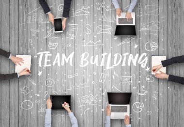 Ofiste çalışan bir grup iş adamı