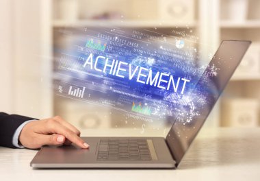 Dizüstü bilgisayarda çalışan iş adamlarının yakınlaşması