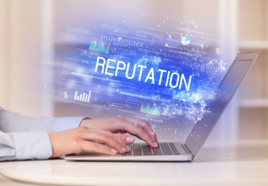 Dizüstü bilgisayarda çalışan iş adamlarının yakınlaşması