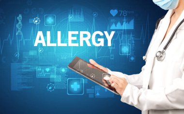 Genç doktor notlar yazıyor.