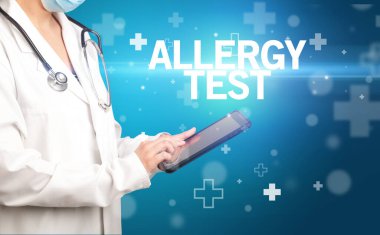 Doktor panoya notlar yazar.