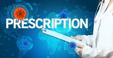 Doktor tıbbi kayıtları dolduruyor.