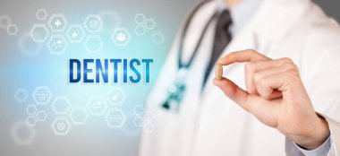 Sana ilaç veren bir doktorun yakın çekimi.