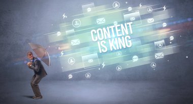 Şemsiyeyle savunma yapan iş adamı