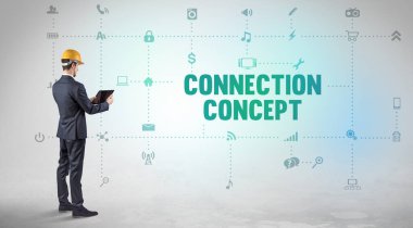 Yeni bir sosyal medya üzerinde çalışan mühendis