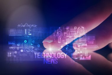 Web teknolojisi simgeleriyle tablete dokunmak