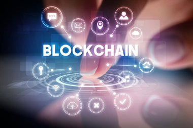 Web teknolojisi simgeleriyle tablete dokunmak