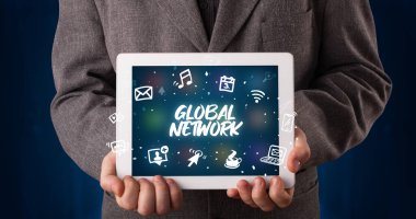 Tablet tutan kişi, sosyal ağ kavramı