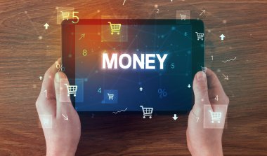 Alışveriş yazısıyla el ele tutuşma tabletinin yakın çekimi