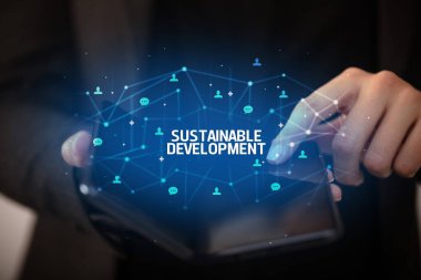 Katlanabilir akıllı telefonu olan bir iş adamı, yeni teknoloji konsepti