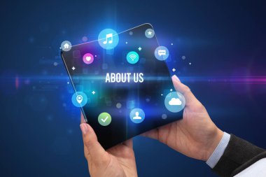 Katlanabilir akıllı telefonu olan bir iş adamı