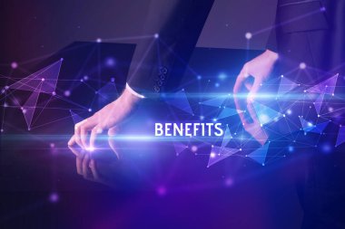 İş adamı dev ekrana dokunuyor