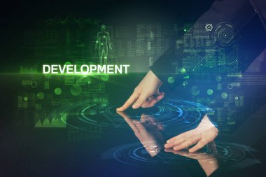 İş adamı büyük ekrana dokunuyor