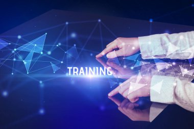 İş adamı dev ekrana dokunuyor