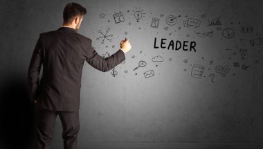 İş adamı yaratıcı bir fikir çiziyor.