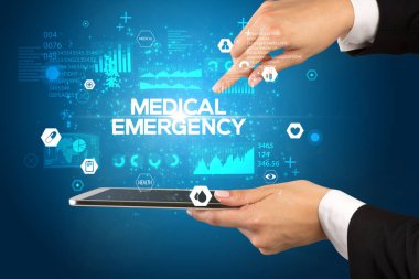 Tıbbi yazıyla dokunmatik ekranın yakın plan görüntüsü