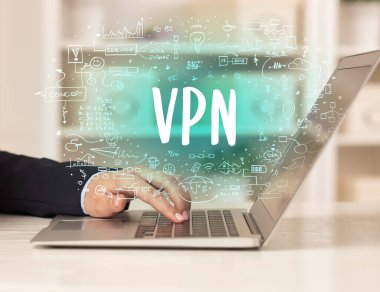 Eller yeni modern bilgisayarda çalışıyor.