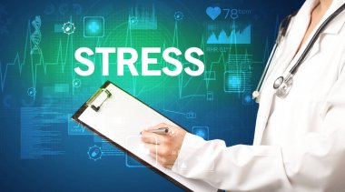 Genç doktor notlar yazıyor.