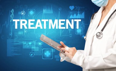 Genç doktor notlar yazıyor.