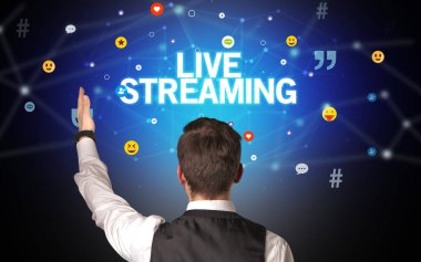 Bir iş adamının arka görünüşü, sosyal medya kavramı