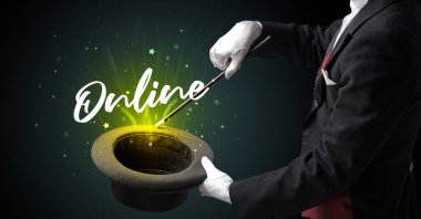 Yaşlı büyücü sihirbazlık numarası yapıyor.