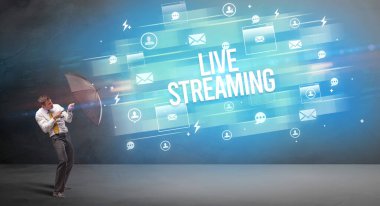 Şemsiyeyle savunma yapan iş adamı