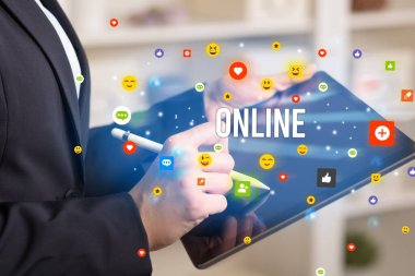 multimedya oynayan iş adamı