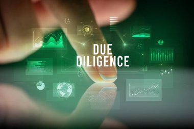 İş grafikleri ve simgeler konseptiyle tablete dokunmak