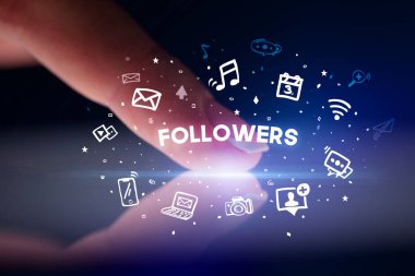 Sosyal medya simgeleri kavramlı parmak dokunuşu tableti