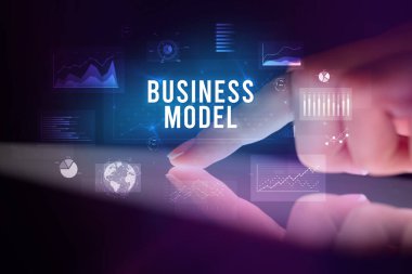 İş grafikleri ve simgeler konseptiyle tablete dokunmak