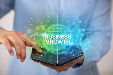 İş adamı katlanabilir bir akıllı telefon tutuyor, yeni iş konsepti