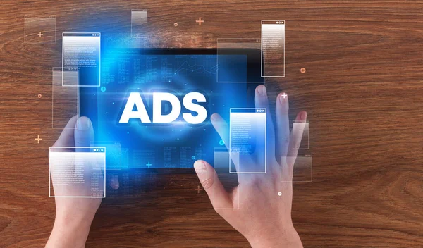 El tutuş tabletinin yakın plan görüntüsü