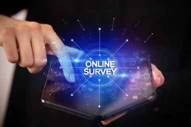 İş adamı katlanabilir bir akıllı telefon tutuyor, yeni iş konsepti