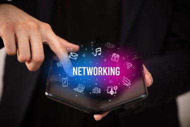 Katlanabilir akıllı telefonu olan bir iş adamı, sosyal medya kavramı