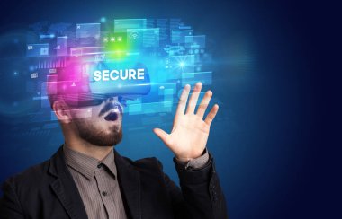 Sanal Gerçeklik gözlükleriyle bakan iş adamı