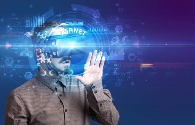 İş adamı VR gözlüklerinden bakıyor.
