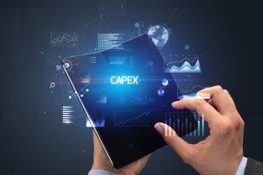 İş adamı katlanabilir bir akıllı telefon tutuyor, iş konsepti