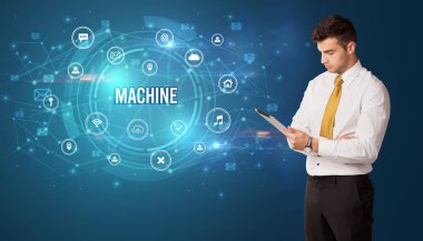 Modern teknolojiyi düşünen bir iş adamı.